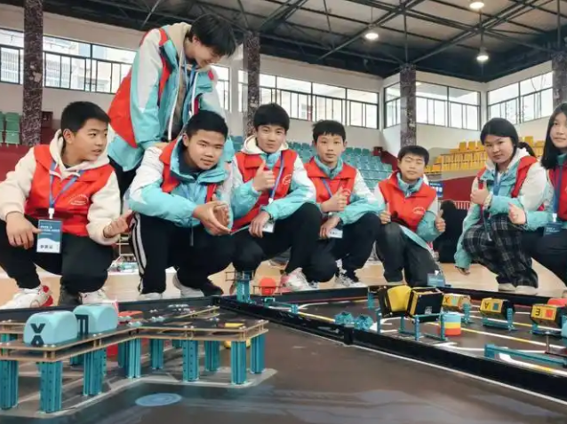 教师们焕宣布如此的热情和创造力的氛围在校园里弥漫开来 教师们焕宣布如此的热情和创造力的氛围在校园里弥漫开来