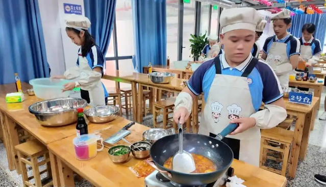 劳作项目学生们的着手才能创新意识和责任担任得到了全面提高 劳作项目学生们的着手才能创新意识和责任担任得到了全面提高